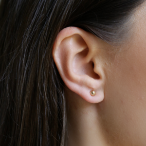 the classic gold stud earrings
