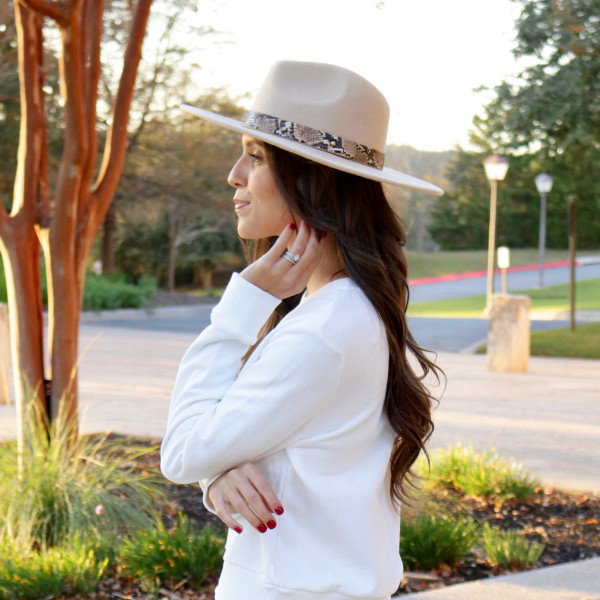 the tell all beige banded hat
